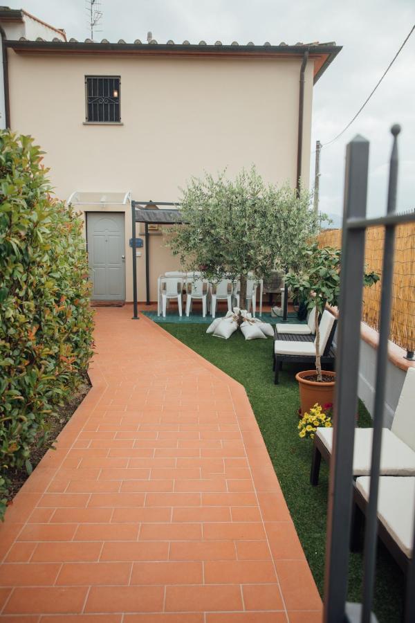 Country Chic Pistoia-Casa In Campagna Giardino, Parking Exterior photo